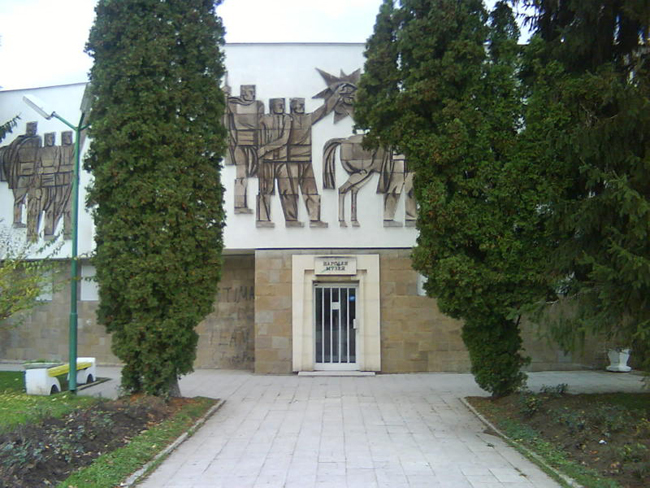 Ученици от специалността „Компютърна техника и технологии” на Техническа гимназия „Никола Вапцаров” проектираха и изградиха модерна система за озвучаване на музея в град Ихтиман. Системата беше направена по случай 60 […]