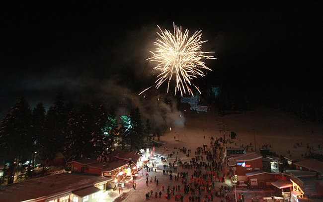 С безплатно дневно и нощно каране на ски и шоу програма от музиканти, артисти и скиори Боровец откри в събота, на 15 декември, новия зимен туристически сезон. Многобройните гости участваха […]
