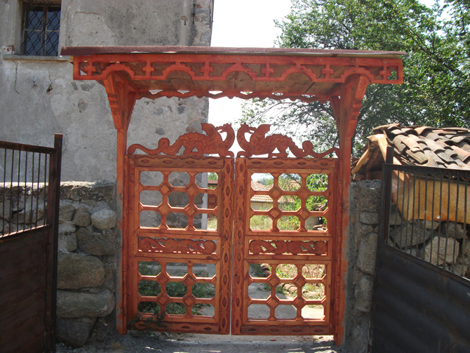 Нови порти на оградата на храма „Св. архангел Михаил” в Поповяне – дело на майстора Минчо Маринов, бяха монтирани навръх Св. Богородица.