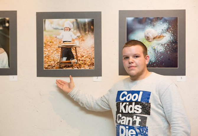 Самоковският фотограф Радослав Каймаканов участва в благотворителната пътуваща изложба под надслов „Надежда през обектива”. Проявата бе открита на 12 декември, в столичния Zoom box center в Студентски град. Събраните средства […]