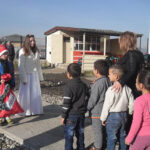 Снежанка и джудже зарадваха децата от пет училища