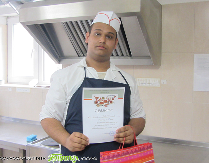 Единадесетокласникът Антон Руменов спечели конкурса за най-добър готвач в Професионалната гимназия по туризъм. Конкурсът се състоя вчера, на 19 февруари. Девет ученици от 10 и 11 клас участваха във вкусната […]
