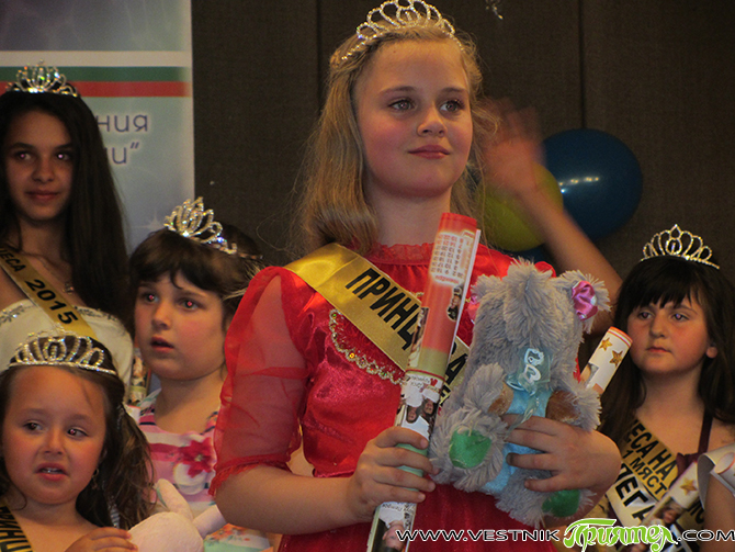 Християна Стефанова получи наградата на „Приятел” Седемгодишната Виктория Шукейн бе избрана за „Супер гран при” на проведения на 20 май в Младежкия дом конкурс „Принц и принцеса на Самоков 2015”. […]