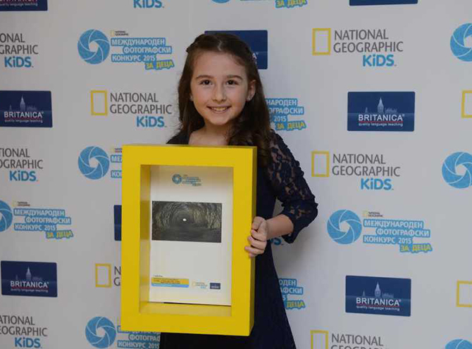Осемгодишната Радостина Георгиева Тодорова заслужи първо място в международния фотографски конкурс на National Geographic за деца /категория „Дръзки изследователи”/ със снимката „И най-дългият тунел има край и светлина”, направена на […]