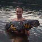 Младеж измъкна 17-килограмов сом от водите на язовира
