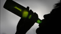 Полицейски служители инспектирали на 30 септември магазин за хранителни стоки в Райово. Намерени били 22 бутилки с различни марки алкохол, облепени с български бандерол с изтекъл срок на валидност. Нередовните […]