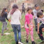 Учениците от Ярлово засадиха 20 фиданки в двора на училището си