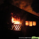 Голям пожар изпепели покрива на триетажна къща в центъра на Самоков