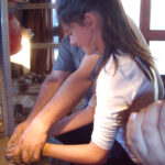Ученици от ОУ „Митрополит Авксентий Велешки” се учат на грънчарство